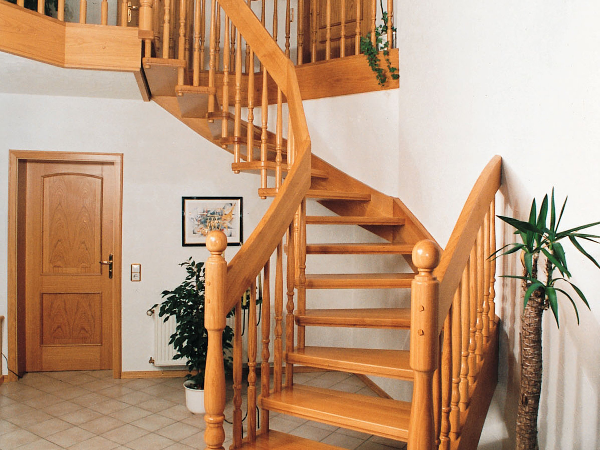 Gewendelte freitragende Treppe mit gedrechselten Stäben