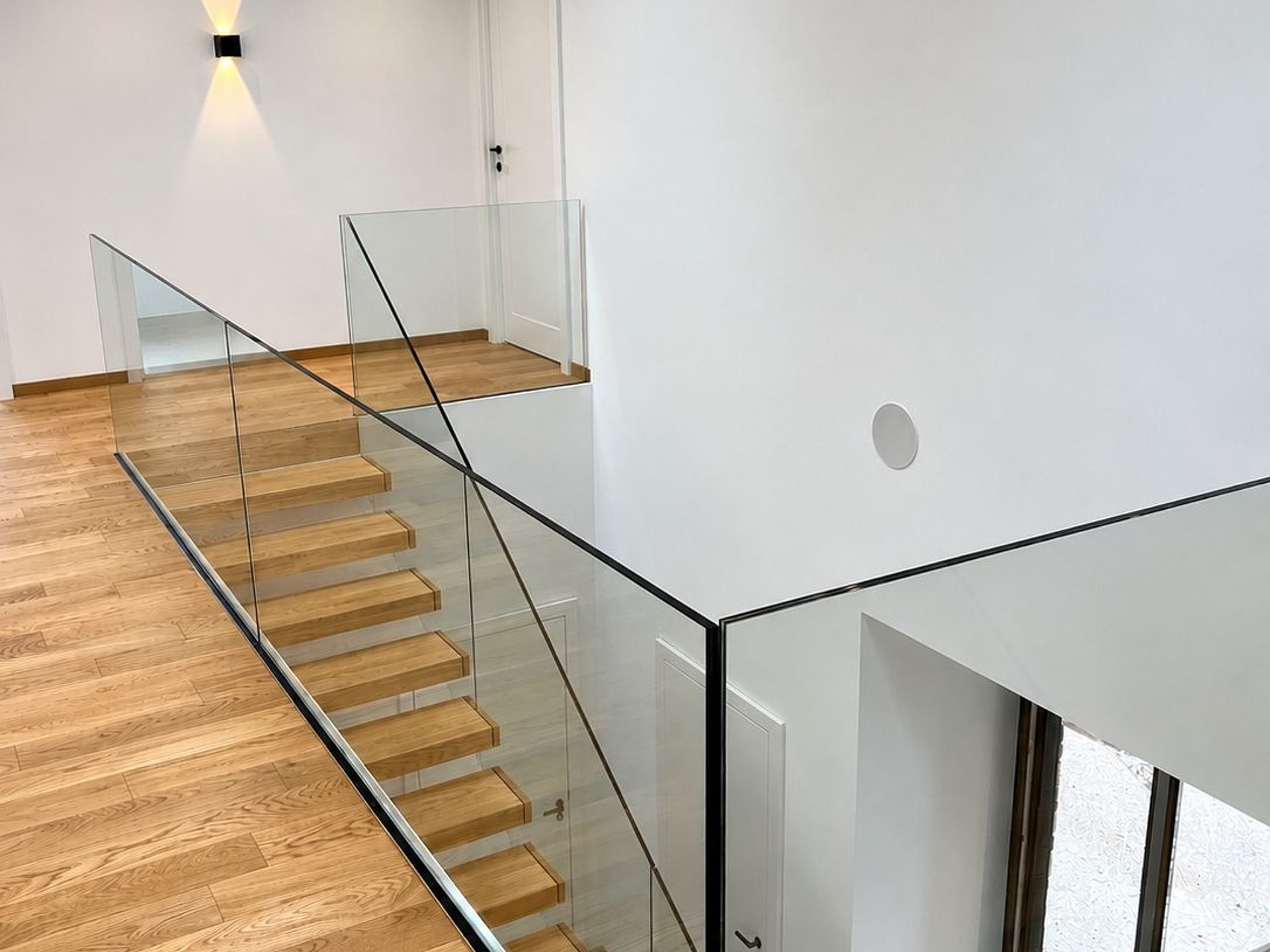 Ganzglasgeländer an einer modernen Kragarmtreppe Ganzglasgeländer an einer modernen Kragarmtreppe