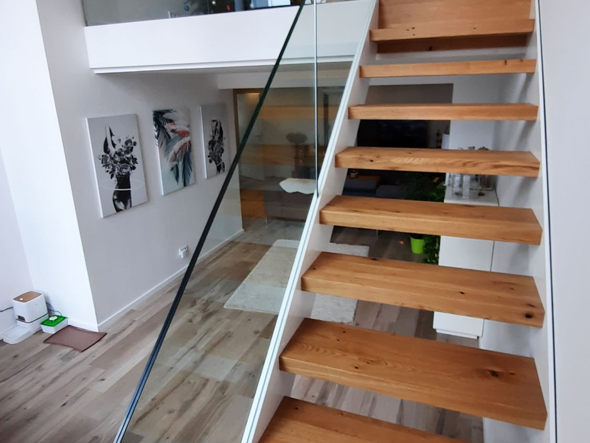 Weiße HPL-Treppe mit eingespanntem Glas und Glasbrüstungsgeländer