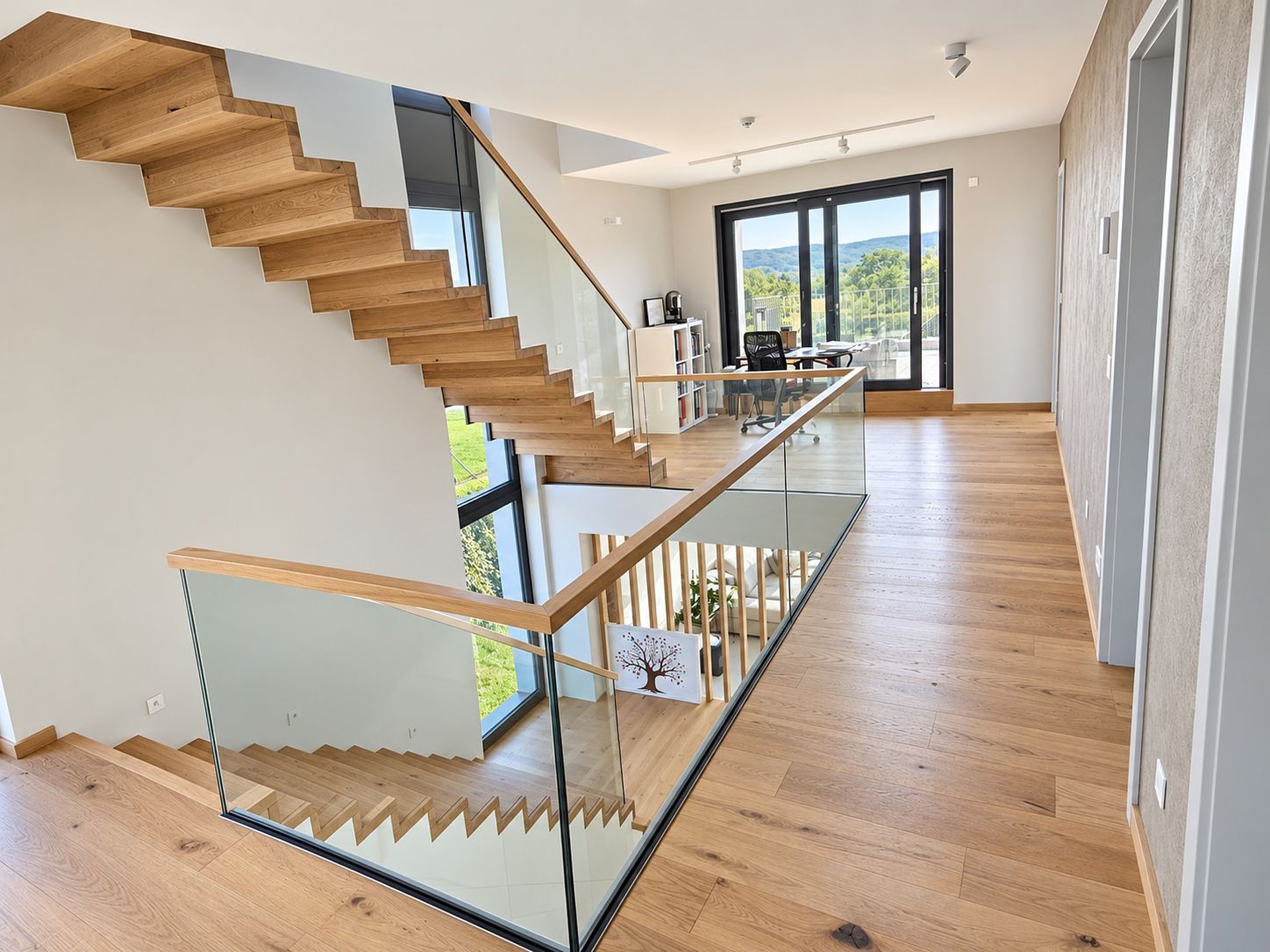 Faltwerktreppe mit Glasgeländer und Holz-Handlauf in modernem Ambiente Faltwerktreppe mit Glasgeländer und Holz-Handlauf in modernem Ambiente