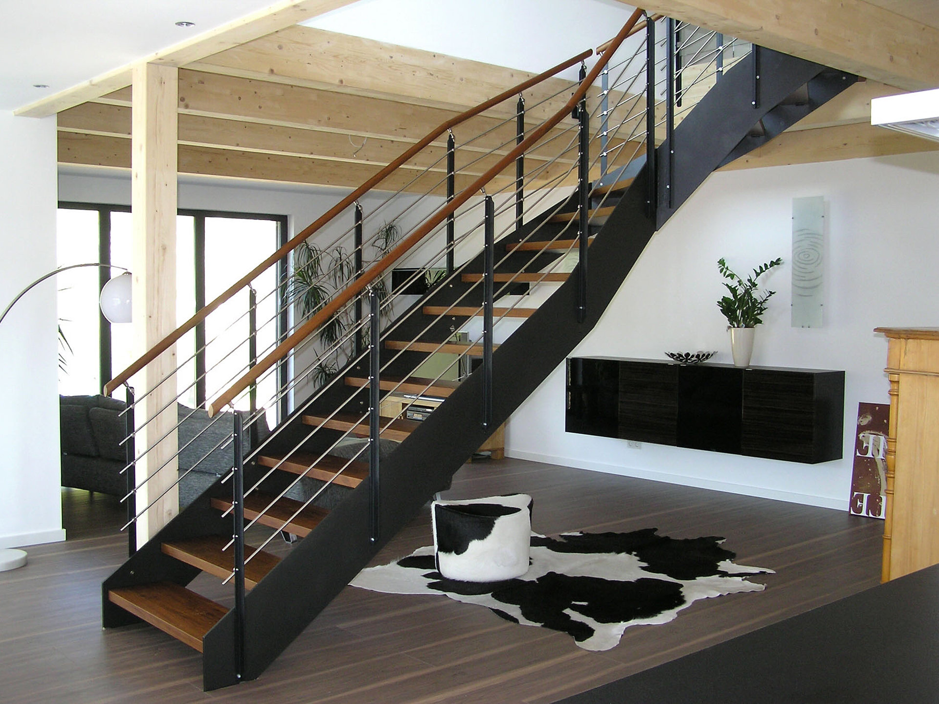 Freistehende HPL-Treppe mit Relinggeländer und Holzhandlauf