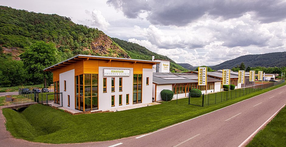 Treppenbauer Krieger-Treppen: Spezialist für moderne Treppen aus Traben-Trarbach Außenaufnahme des Produktionsgeländes von Krieger-Treppen